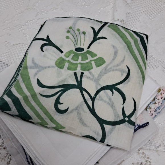 Vintage Hankies Lot Floral Embroidered Handkerchiefs Cotton Pocket Square Set - Picture 2 of 9